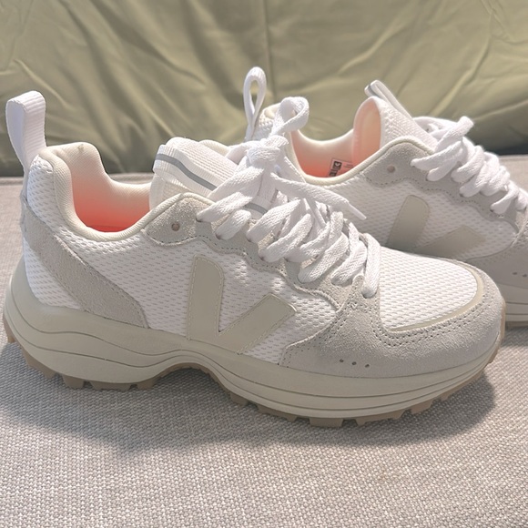 VEJA Women's Venturi Low Top Sneakers - Picture 7 of 13